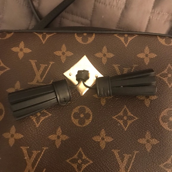 Authentic Louis Vuitton Saintongue Shoulder Bag - Picture 3 of 8